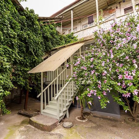 Apartment In Cozy Little Yard Tbilisi Buitenkant foto