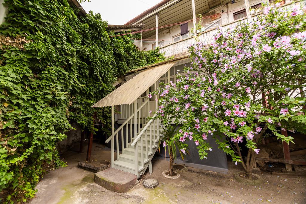 Apartment In Cozy Little Yard Tbilisi Buitenkant foto